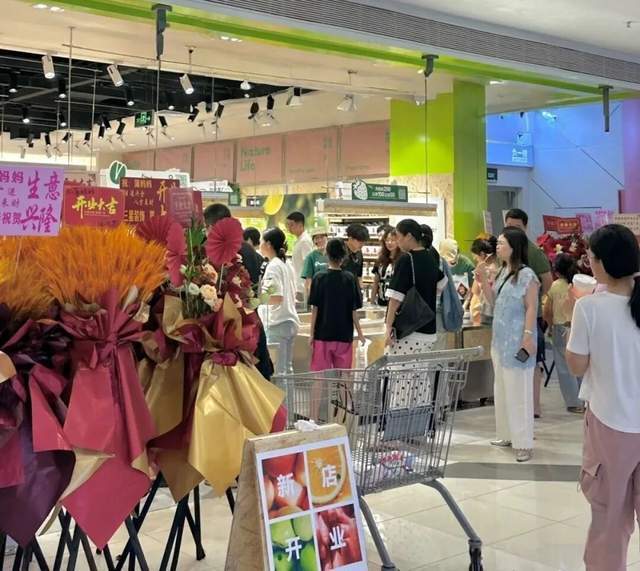 鸣鸣很忙入局新鲜零食：有点推荐首店开业