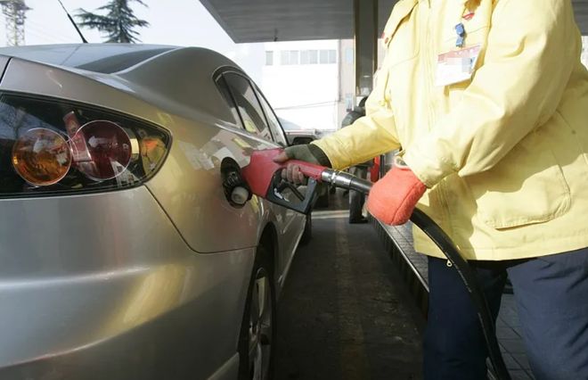 油价年内最大涨幅！加一箱多花27.5元！网友：再涨换电车