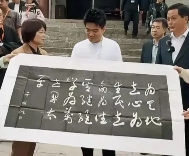 谁撑起了董宇辉的210亿销量？