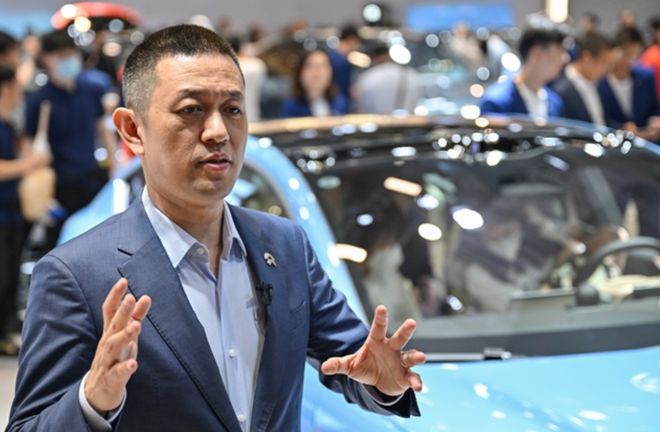 蔚来暂缓进军机器人，研发砍掉四成！李斌谨慎过头了？