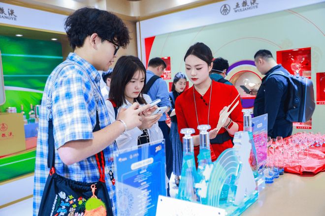五粮液携“全明星”产品矩阵亮相，以酒为媒庆贺博鳌银禧
