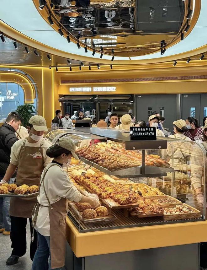 卖西餐、开大店，烘焙“老将”也急了