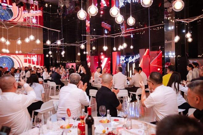 红花国色，全球绽放，这瓶酒快要承包中国人的喜庆了