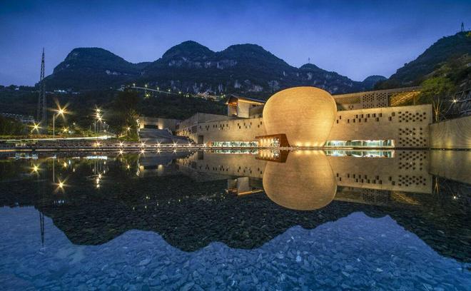 红花国色，全球绽放，这瓶酒快要承包中国人的喜庆了