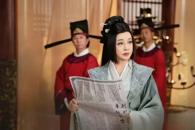 3天10亿：过气女明星，靠短剧暴富