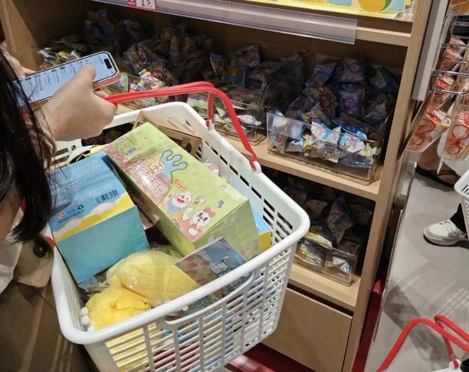 喜茶Lab VS 雪王旗舰店，谁会成为茶饮圈的“迪斯尼”？