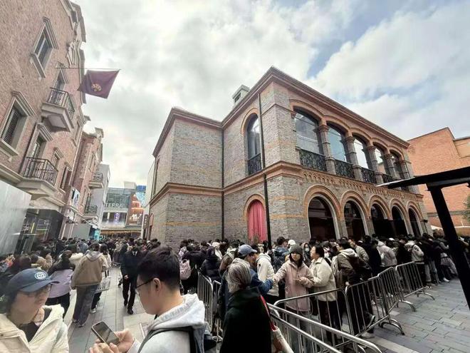 喜茶Lab VS 雪王旗舰店，谁会成为茶饮圈的“迪斯尼”？