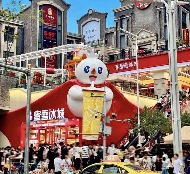 喜茶Lab VS 雪王旗舰店，谁会成为茶饮圈的“迪斯尼”？