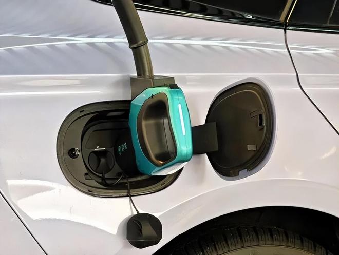 9分钟充饱一辆车？比闪充更夸张的，是比亚迪的“闪建”