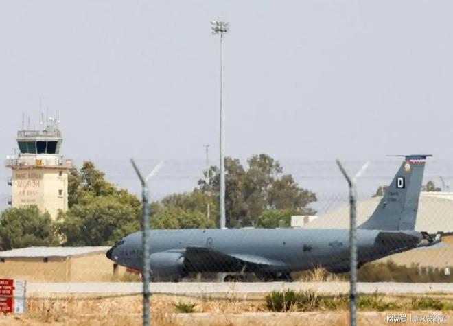 整个欧洲都跪着，只有它站直了，禁止美国停靠，驱离15架军机