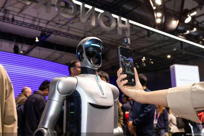 大厂盯上机器人