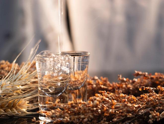 业绩连跌4个季度，迎驾贡酒急了！75后销售老兵重掌帅印，充当“救火队长”