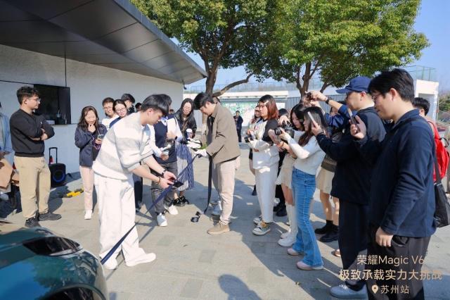 折叠屏拉汽车是什么体验？荣耀MagicV6极限测试现场直击