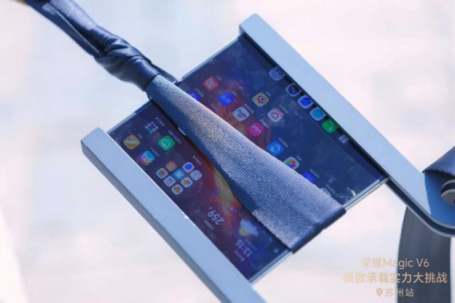 折叠屏拉汽车是什么体验？荣耀MagicV6极限测试现场直击