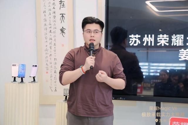 折叠屏拉汽车是什么体验？荣耀MagicV6极限测试现场直击