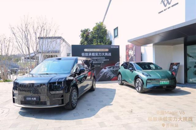 折叠屏拉汽车是什么体验？荣耀MagicV6极限测试现场直击