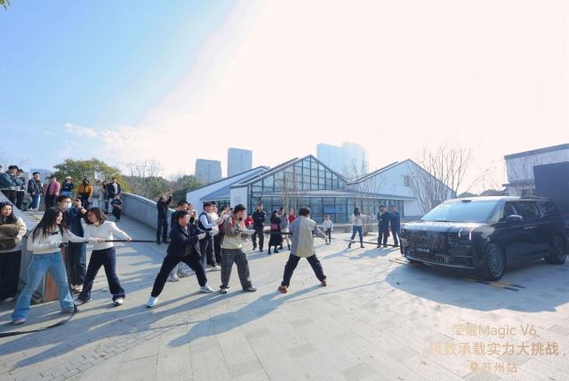 折叠屏拉汽车是什么体验？荣耀MagicV6极限测试现场直击