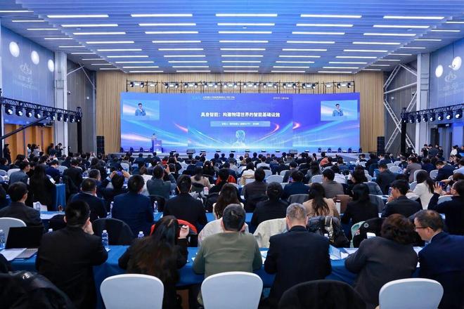 王兴兴、稚晖君首次以“新身份”发表公开演讲，呼吁人形机器人“建标准”