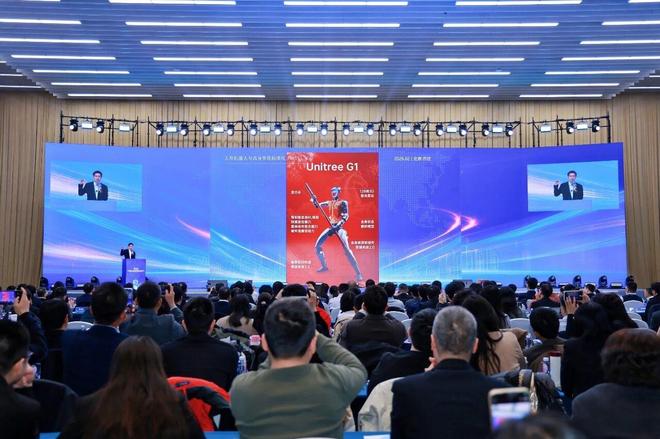 王兴兴、稚晖君首次以“新身份”发表公开演讲，呼吁人形机器人“建标准”