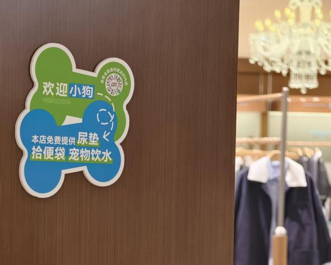 因「增设4个女厕所」被网暴，这家“卫生巾免费自取、创办女子夜校”的商场还在为女性友好做更多？