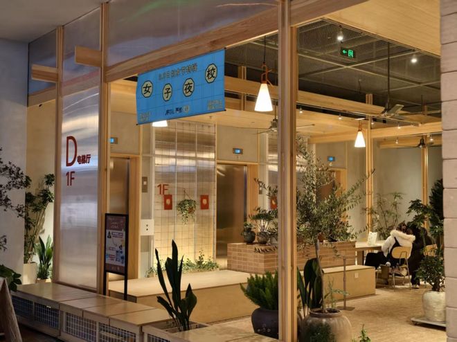 因「增设4个女厕所」被网暴，这家“卫生巾免费自取、创办女子夜校”的商场还在为女性友好做更多？