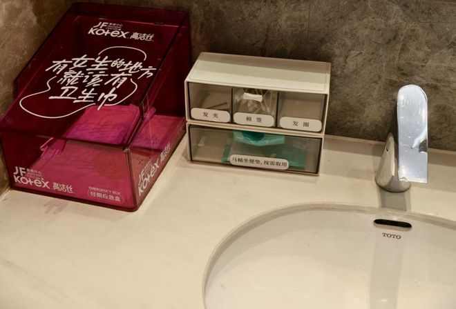 因「增设4个女厕所」被网暴，这家“卫生巾免费自取、创办女子夜校”的商场还在为女性友好做更多？