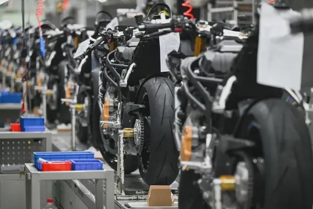 19岁辍学少年，花20年造了台吊打雅马哈的国产摩托(11)