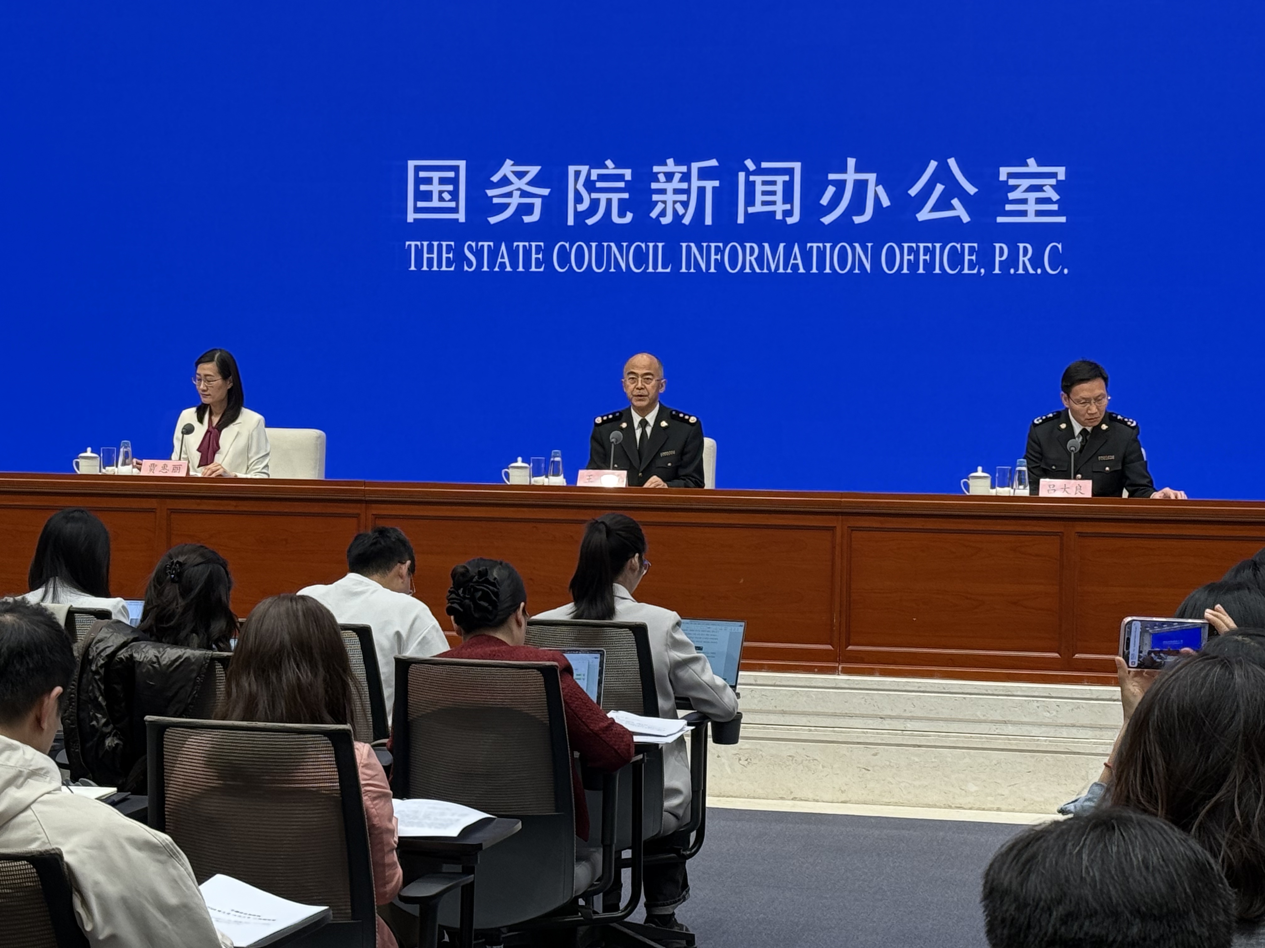 超11万亿元,历史同期首次!(1) 超11万亿元,历史同期首次!(1)