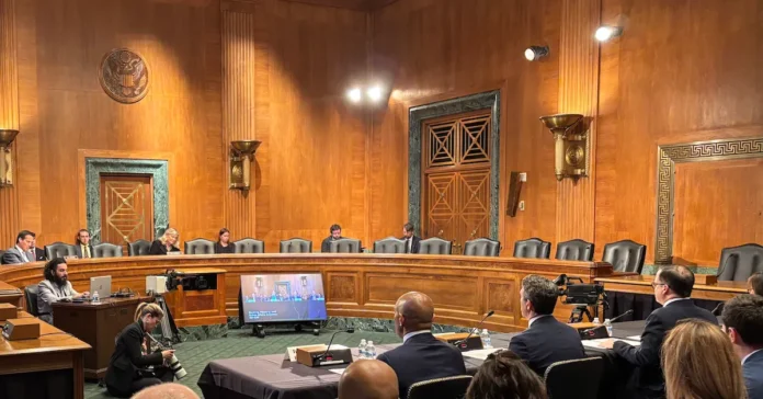 参议院银行听证会关于加密货币市场结构的小组成员呼吁尽快制定监管规定(1)